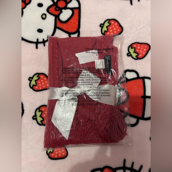 Lurex Cable Scarf And Gloves Set In red From NY&C! - Picture 6 of 6